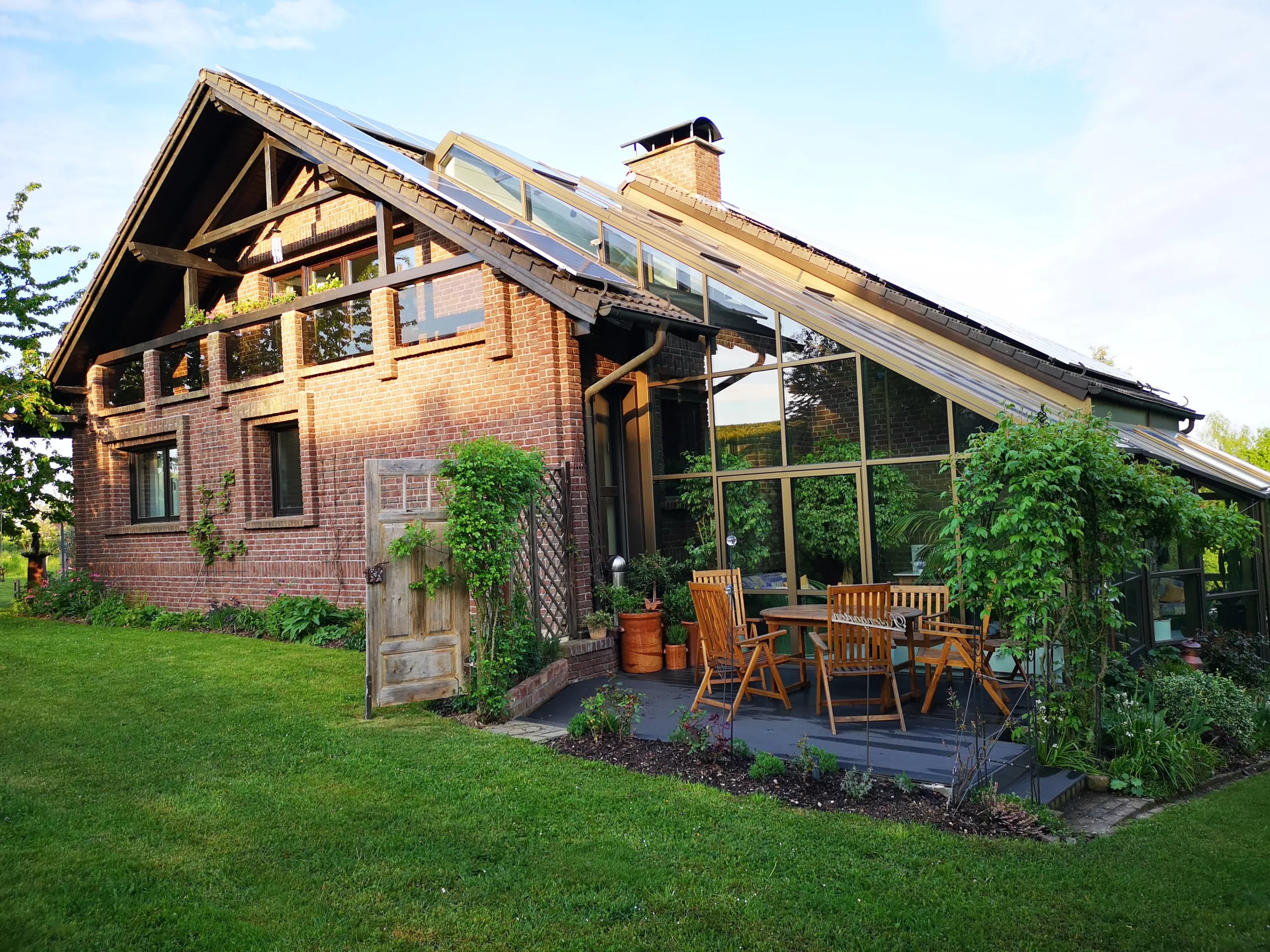 Privater Naturgarten im Hunsrück mit Haus und Sitzplatz
