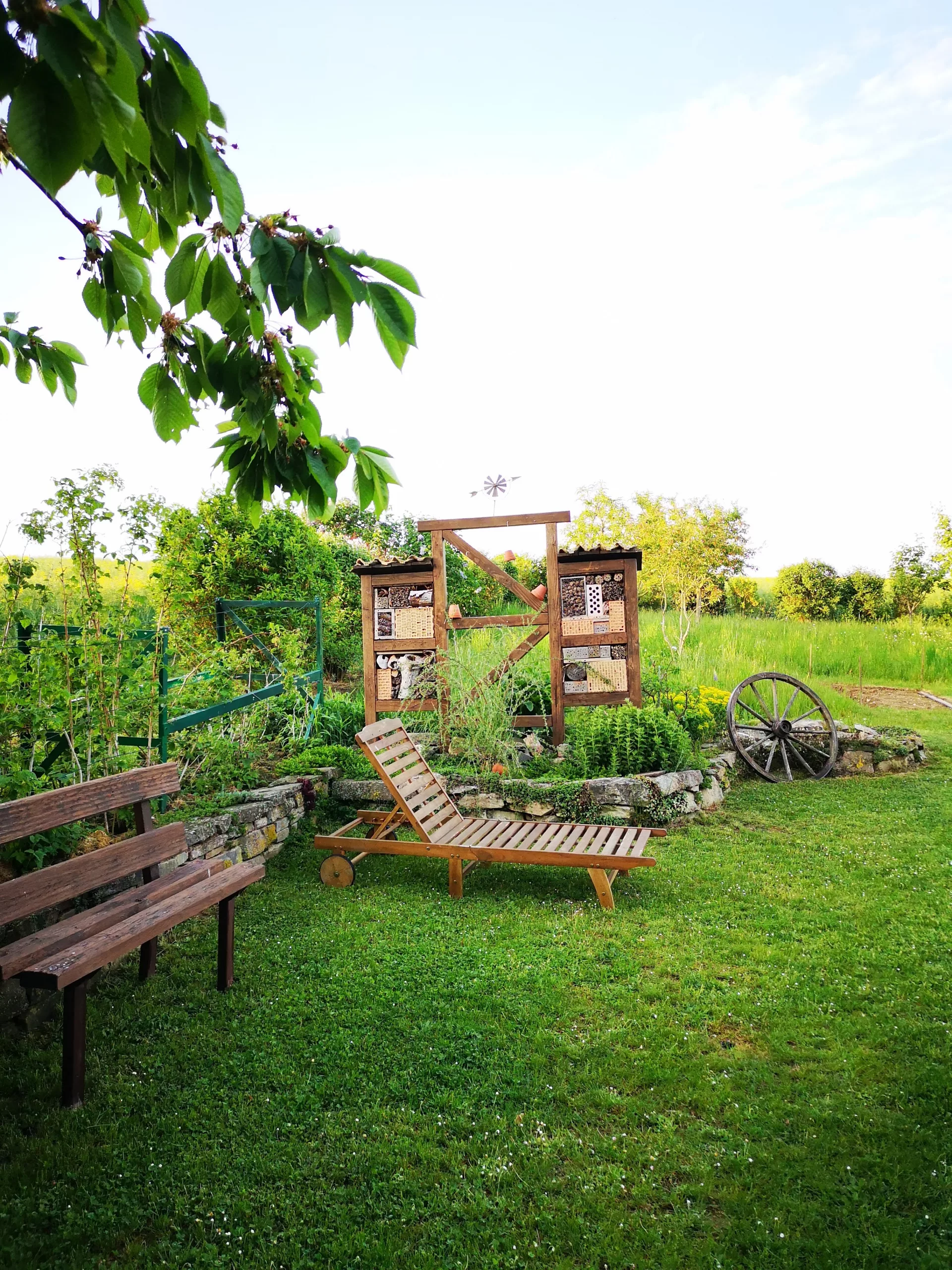 Liege und Sitzplatz im Naturgarten im Hunsrück